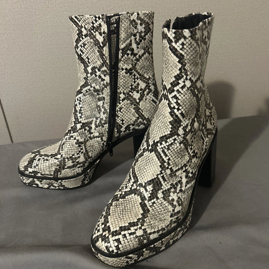 AQUA Women's Beige Boots